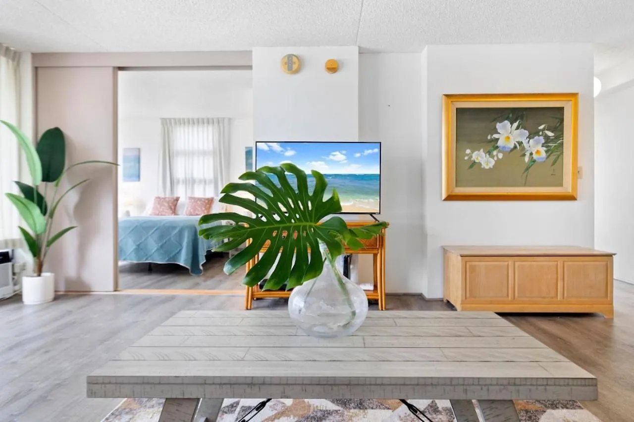 Waikiki Condo Sleeps 6. Parking. Honolulu